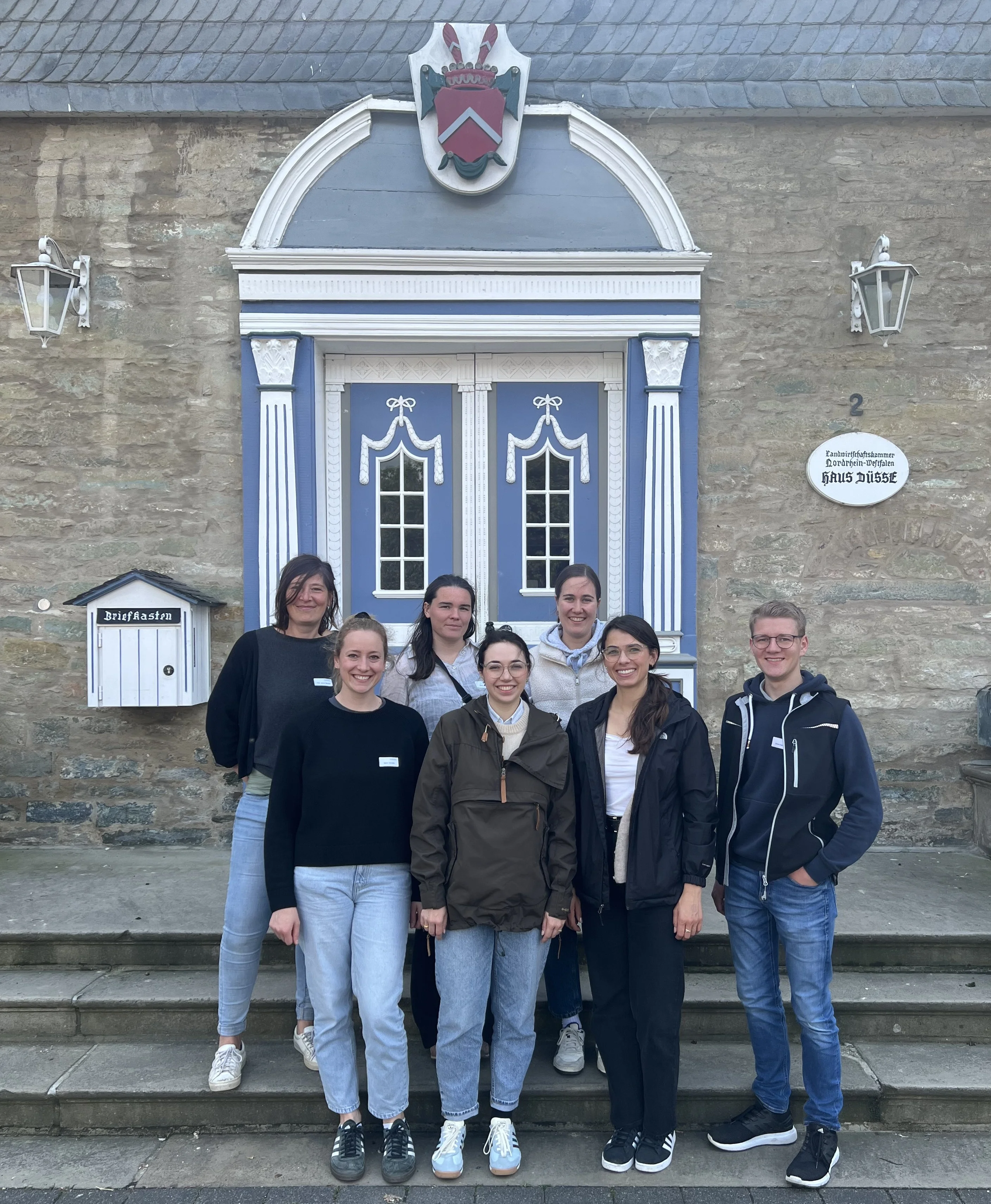 Gruppenbild Exkursion zum Schweinestall der Zukunft auf Haus Düsse.jpg